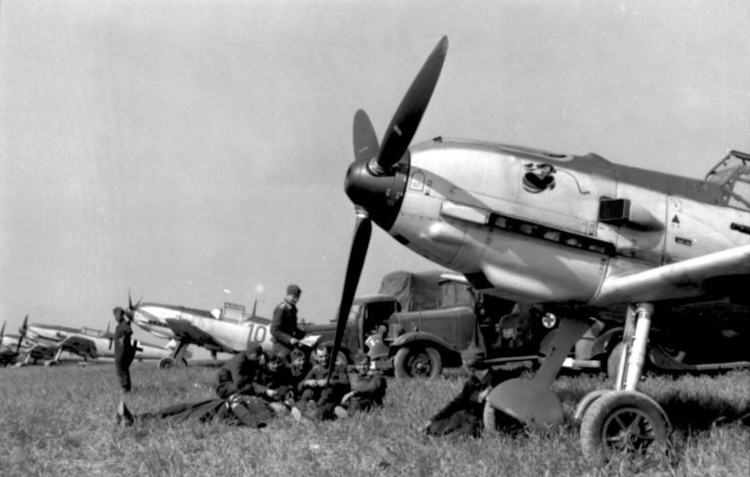 파일:external/upload.wikimedia.org/Bundesarchiv_Bild_101I-058-1784A-14%2C_Frankreich%2C_Jagdflugzeuge_Me_109_auf_Feldflugplatz.jpg