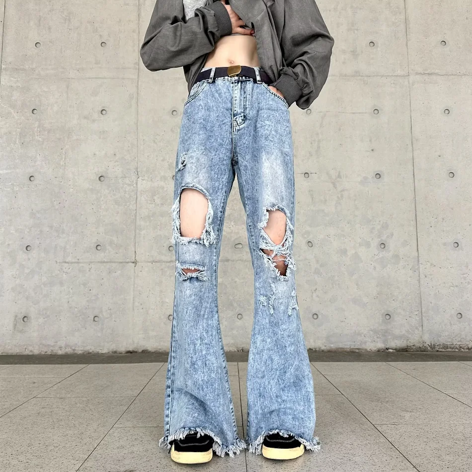 Retro-Jeans mit Rissen und Slim-Fit in Blau. Verleihen deinem Outfit einen coolen Vintage-Look und bieten gleichzeitig hohen Tragekomfort für den Alltag.