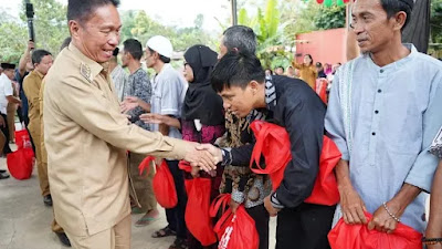 Safari Ramadhan di Bojonegoro, Bupati FDW Bagi Sembako