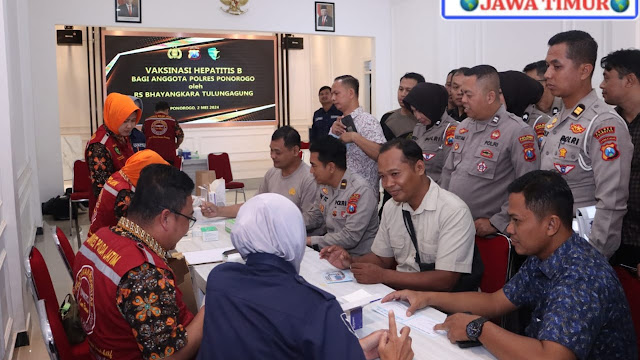 Polres Ponorogo Gelar Vaksinasi Hepatitis B dan Deteksi Dini Narkoba Bagi Anggota