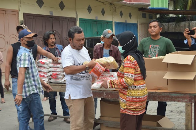 Tokoh Masyarakat Desa Medan Estate "Asdat Lubis" Distribusikan Sembako Kepada Warga