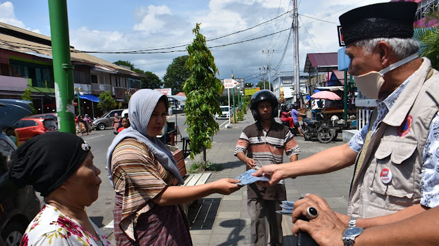 Cegah Penyebaran Covid-19, Mahyeldi-Hendri Bagikan Masker di Pasar Raya Padang.