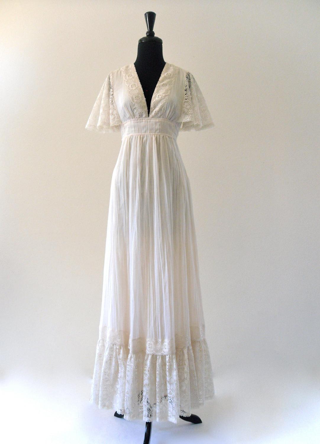 BoHo iVoRy LaCe fLutteR Hippie hippie wedding dress