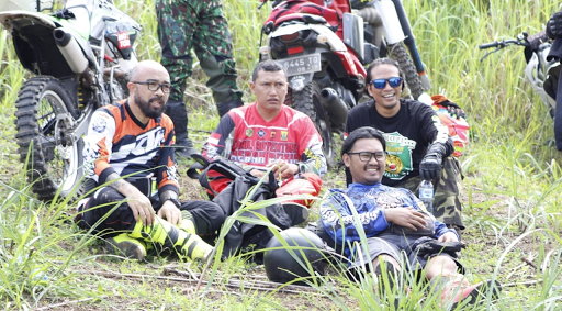 
Offroader bersama Forkopimda Sukabumi Gelar Baksos Sekaligus Resmikan Masjid 
