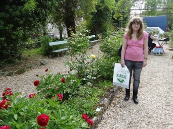 2017.05.15-071 Stéphanie dans la roseraie du restaurant Baudy