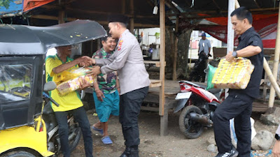 Kapolres Soppeng Salurkan Bantuan Ke Warga Kurang Mampu 