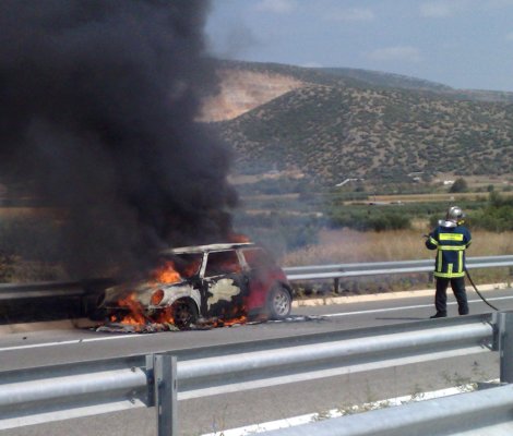 Καπνοί από βλάβη σε αυτοκίνητο στο 3 χλμ Βέροιας - Κοζάνης στην Εγνατία Οδό