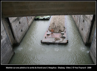 Marinier sur une péniche à la sortie du Grand canal | Hangzhou - Zhejiang - Chine | © Yves Traynard - 2009