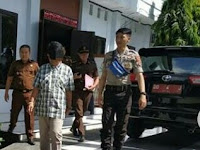 Kejaksaan Negeri Kepulauan Selayar Tahan Tersangka SAY terkait Dugaan Korupsi Pembangunan Pasar Rakyat Bonea. Kejaksaan Negeri Kepulauan Selayar Tahan Tersangka SAY terkait Dugaan Korupsi Pembangunan Pasar Rakyat Bonea.