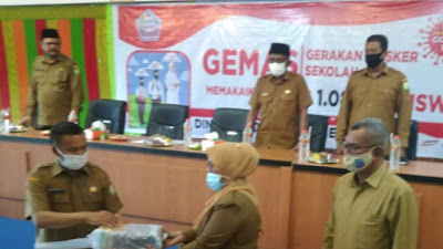 Pijay Terima Bantuan Masker Pogram Gemas