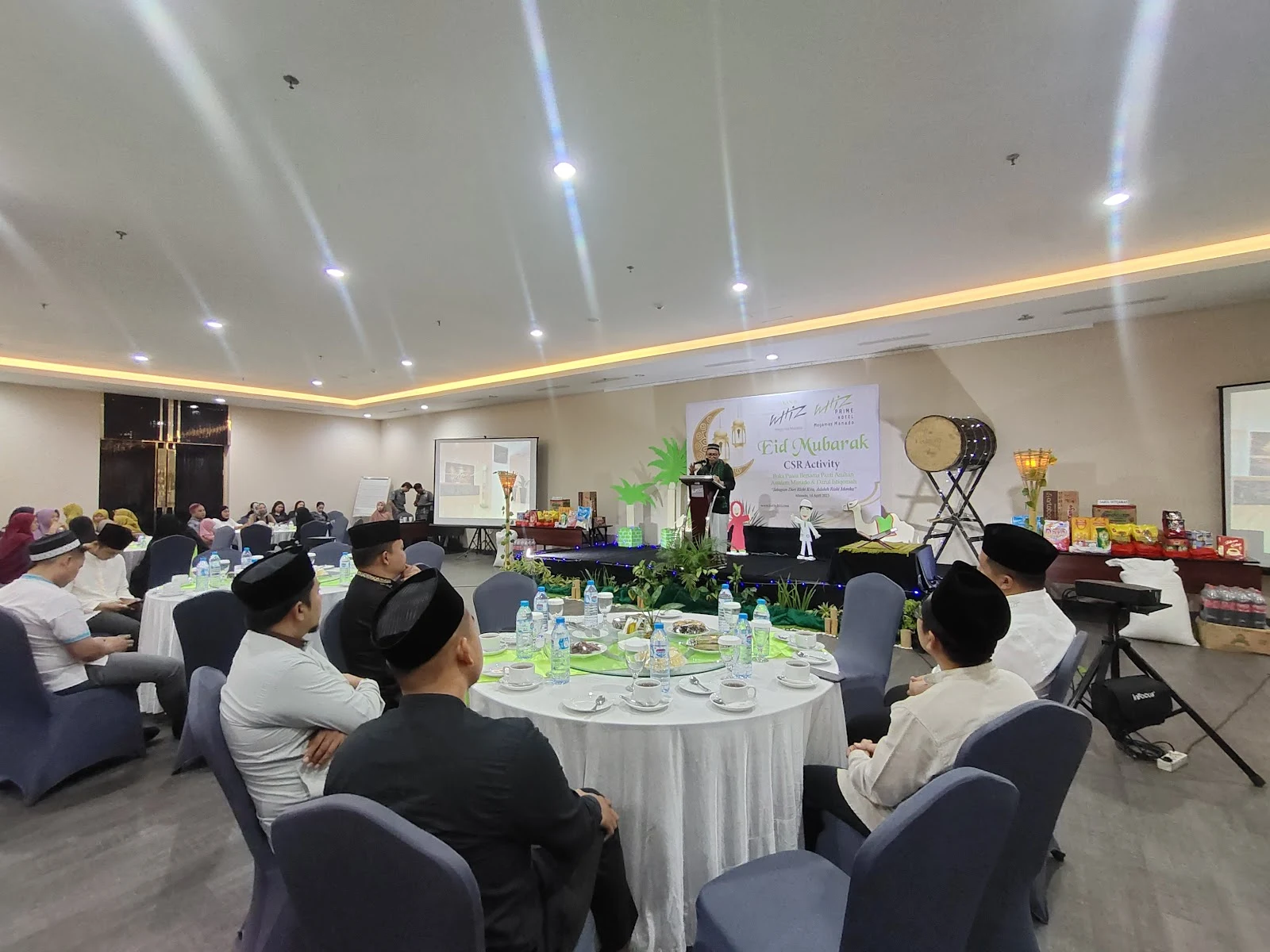 Buka puasa bersama Anak Panti Asuhan Assalam Manado & Darul Istiqomah di ruangan Soputan, Hotel Grand Whiz Megamas, Manado, Jumat (14/4/2023). (Foto istimewa)