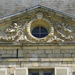 Château de Courson : fronton sur jardin