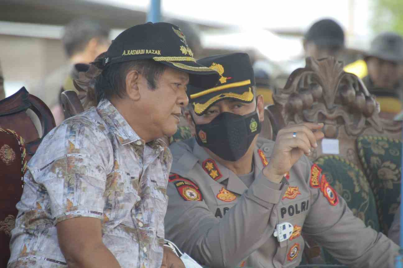 Kapolres Soppeng Bersama Ketua Bhayangkari Hadiri Pesta Adat Nelayan Maccera Tappareng