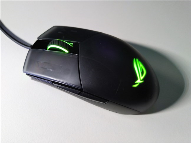 El mouse para juegos ASUS ROG Strix Impact II tiene iluminación RGB