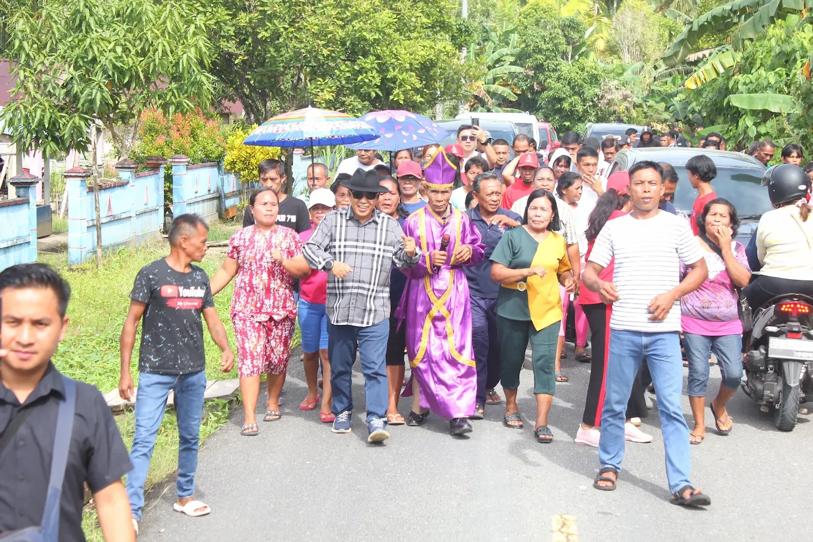 James Sumendap Bertemu keluarga Sumendap di Kabupaten Talaud. (Foto: Billy Lumintang indimanado.com)