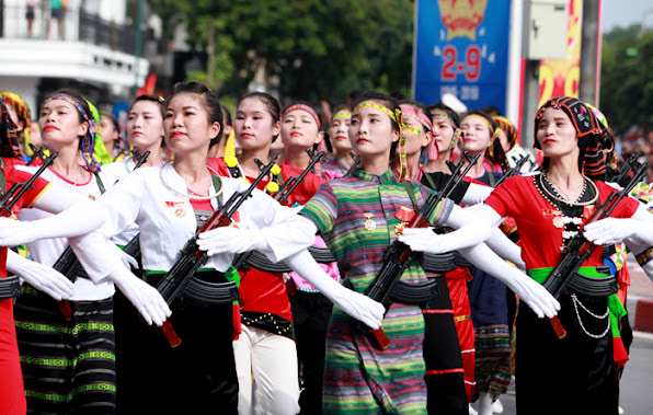 Ngam nu quan nhan xinh dep dieu binh ngay Quoc khanh 11