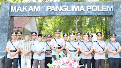 Polres Aceh Besar Gelar Upacara Penghormatan dan Tabur Bunga di Makam Pahlawan Panglima Polem