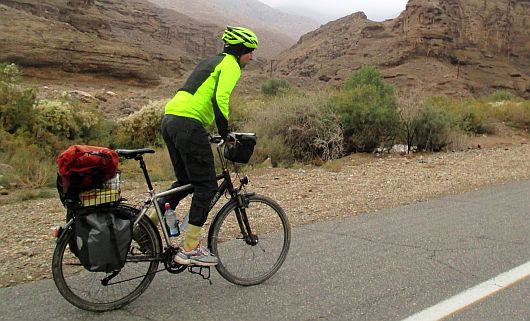 Chris on the Bike bei der Auffahrt nach Abyaneh