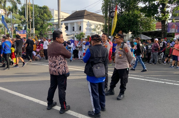 Kapolres Cirebon Kota Hadiri Kegiatan Jalan Sehat SEHATI Dalam Rangka Cirebon Fashion Carnaval.