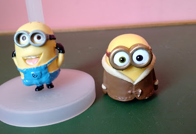 Miniaturas de vinil Os Minions(VENDIDO  um de casaco de pele 4,5cm de altura R$ 15,00 ) e outro tampando as orelhas 4,5cm de altura - Universal Studios  R$ 12,00