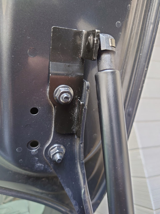 BRZのボンネットダンパー取り付けに関するカスタム事例の投稿画像2枚目