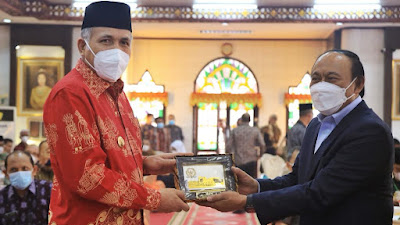 Dukung UMKM, Nova Ajak Anggota Banggar DPR RI Berbelanja Buah Tangan Khas Aceh