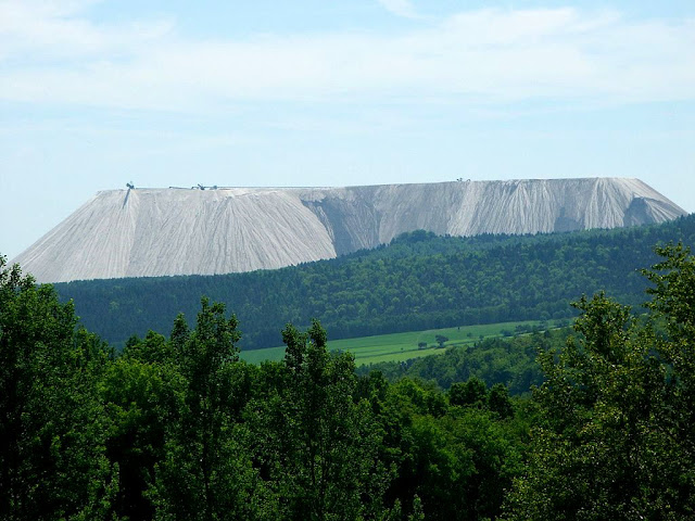 Monte Kali, a montanha branca de sal