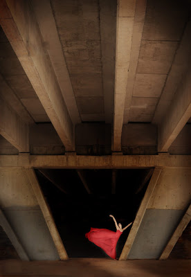 Vestito rosso sul viadotto di Renata_Oli