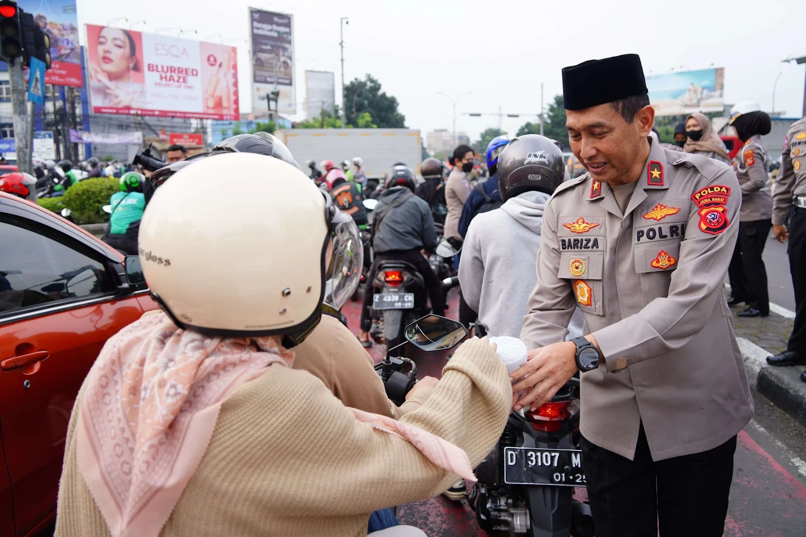 Wakapolda Jabar Brigjen Pol. Bariza Sulfi membagikan. takjil kepada pengendara di sekitar trafick light Kiaracondong Kota Bandung