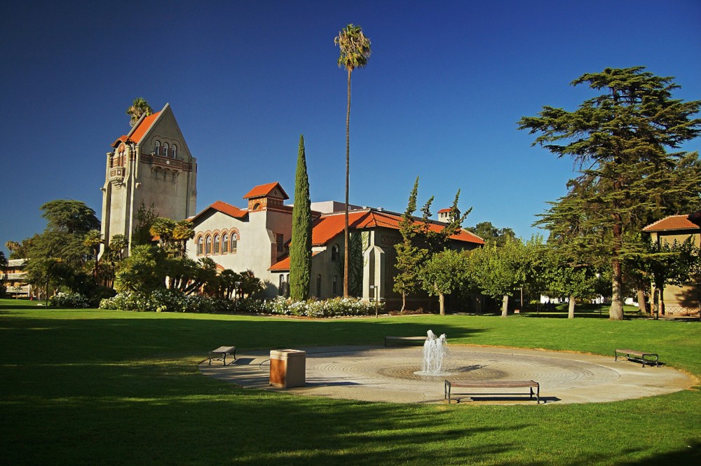 파일:external/media.massal.net/tower-hall-auditorium-fountain-san-jose-state-campus-090919-p.jpg