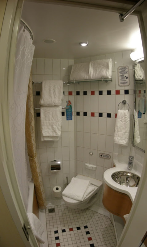 [Floride 2011 - Trip Report] WDW,DCL,USO,IOA,KSC,DC,BG,SW,ETC ... - Page 6 Pano_DCL_Bathroom