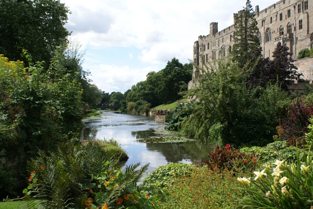 파일:external/upload.wikimedia.org/Warwick_Castle_viewed_from_the_Mill_Garden.jpg