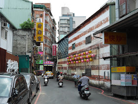 Building with a large flag of the U.S. painted on its side along Lane 185, Zhongzheng Road, Luzhou District, New Taipei City