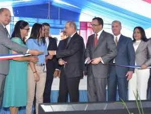 Presidente Medina entrega dos centros educativos en La Vega