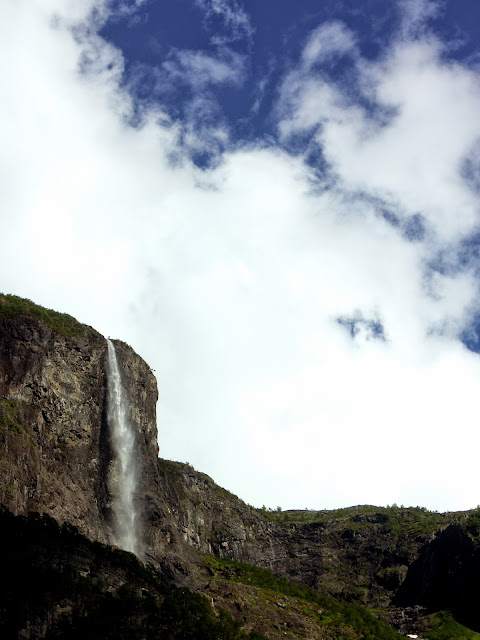 UN TREN DE POSIBILIDADES EN FLÅM - CRUCERO POR LOS FIORDOS NORUEGOS. CUADERNO DE VIAJE. (13)