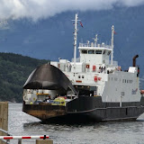 Onze veerboot, waarvan de voorkant open gaat.