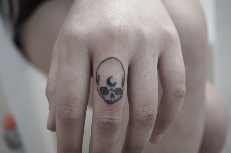 skull finger tattoos