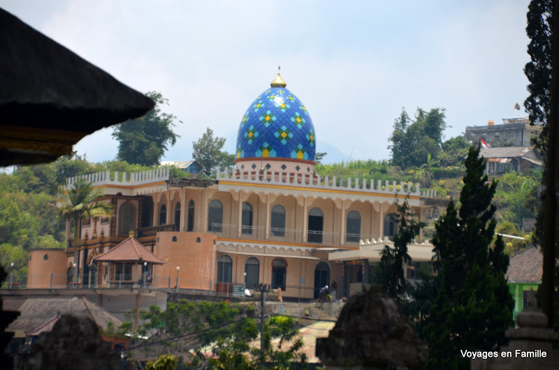 Mosquee around Ulun Danu Bratan