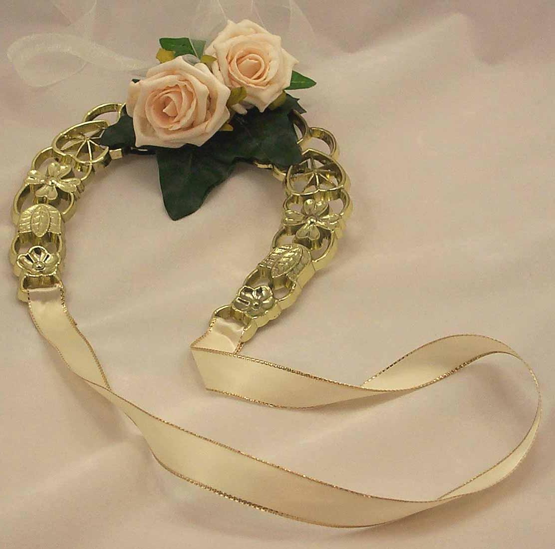 Cream Rose Golden Horseshoe