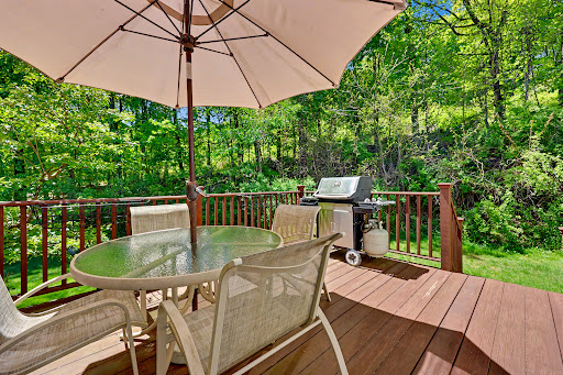 Garden table with umbrella and barbecue - Luxury property for sale in Ridgefield, 3 bedrooms