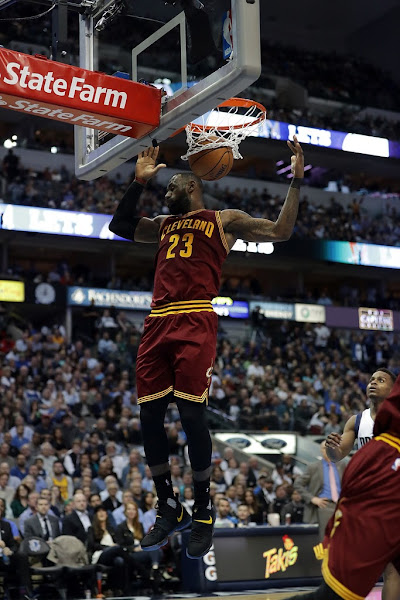 LeBron James Debuts His Beloved Batman Look on the Nike LeBron 14