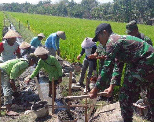 Desa Jati Gembol Ngawi: Menuju program kedaulatan pangan, petani beserta TNI lakukan perbaikan jaringan irigasi.