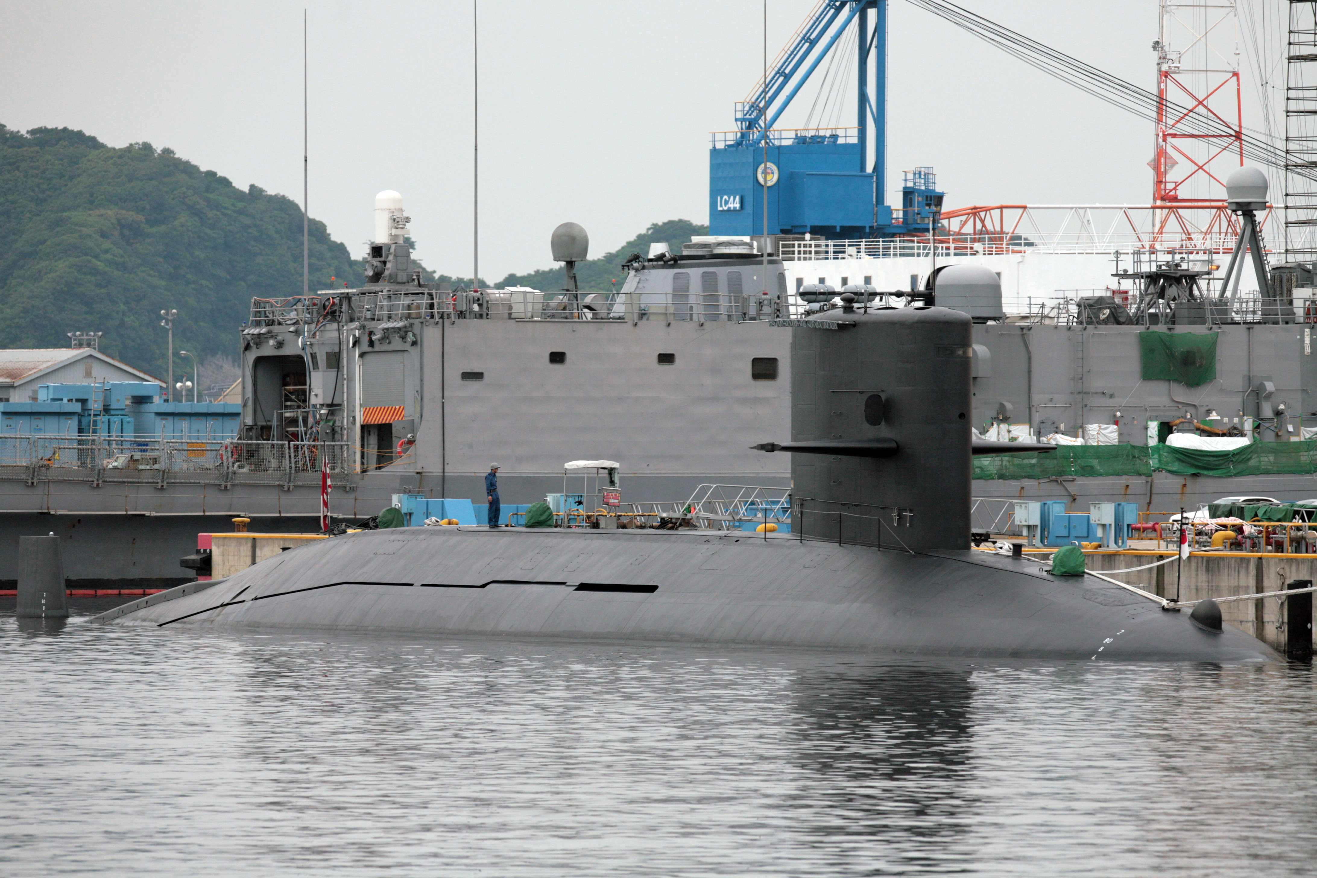 파일:external/upload.wikimedia.org/Harushio_class_submarine_docked.jpg