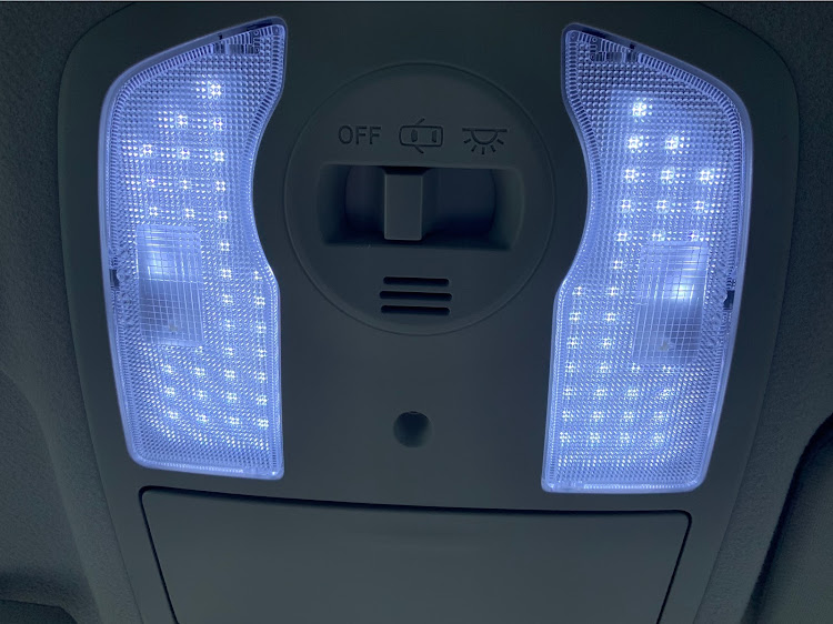 プリウスのDIY・LEDルームランプ交換・プリウス30に関するカスタム事例の投稿画像3枚目