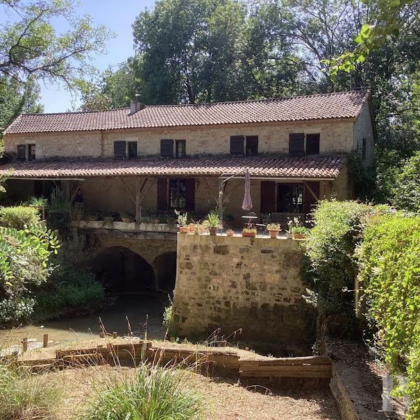 Vente moulin 9 pièces 365 m² à Agen (47000), 650 000 €