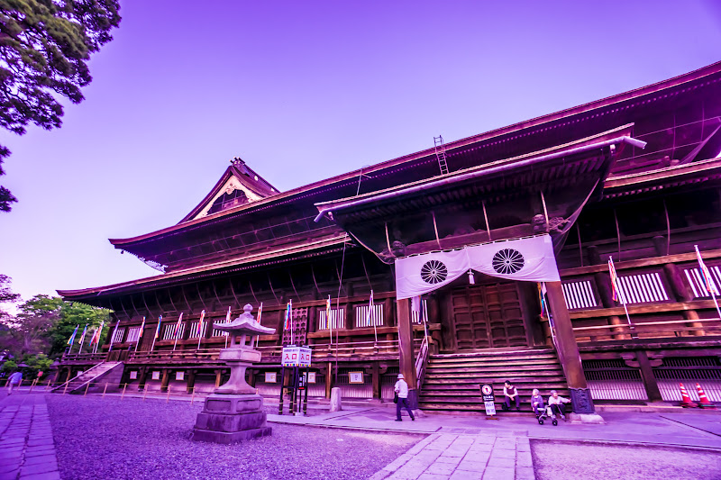 Zenkoji temple main hall photo1