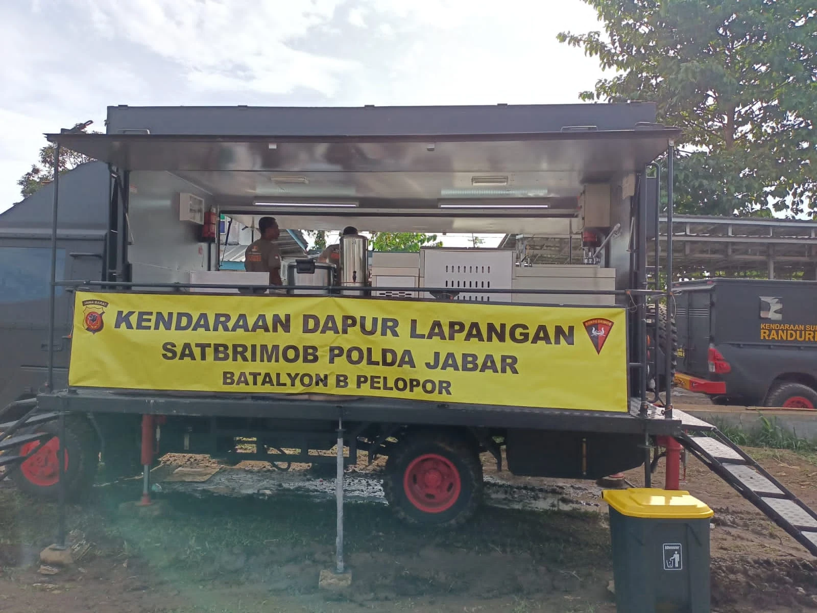 Kadiv Humas Polri, Irjen Pol Dedi Prasetyo, mengatakan salah satu yang telah berjalan untuk dapur umum di Kampung Cariuk, Desa Mangungkerta, Kec. Cugenang, Kab. Cianjur. Terdapat 6 dapur umum yang telah didirikan. (Foto istimewa)