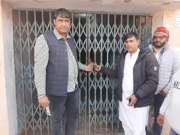 Jind's Julana BDPO office locked: Sarpanchs raised slogans against the government; Have the power to get work done worth 20 lakhs