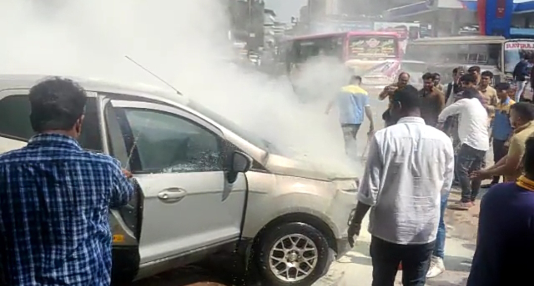 ಮಂಗಳೂರು: ಅಗ್ನಿ ಅವಘಡಕ್ಕೀಡಾದ ಪಾರ್ಕಿಂಗ್ ಮಾಡಿದ್ದ ಕಾರು 