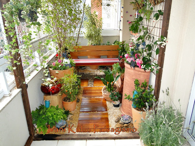 mini jardim de parede:As ferramentas de jardim ficam num painel preso à parede da varanda e mini jardim de parede:As ferramentas de jardim ficam num painel preso à parede da varanda e